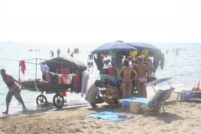 Ostia, spiagge libere come mercati: autorizzati i venditori ambulanti