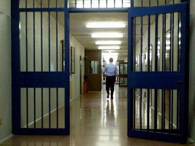 Scoppiano le carceri del Lazio