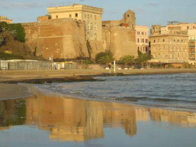 Il Forte Sangallo e il Municipio si illuminano di rosa