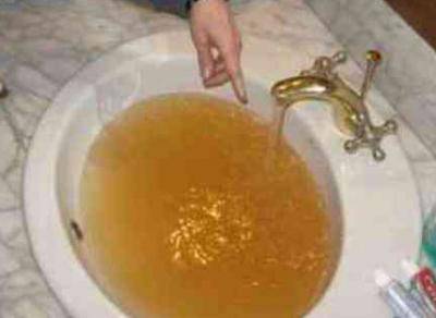Fare Verde: "Acqua marrone dai rubinetti, e nessuno ha avvisato"