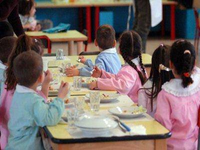 Mense scolastiche: "I piatti si squagliano sui tavoli insieme al cibo"