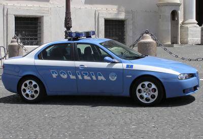 Prende a bastonate un ragazzo, bloccato dalla polizia