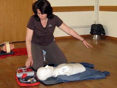 Un corso di addestramento all'uso del defibrillatore