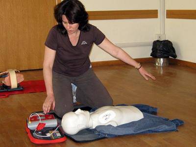 Un corso di addestramento all’uso del defibrillatore