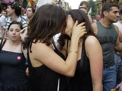 Una bacio saffico in stazione ad Acilia diventa un "caso"