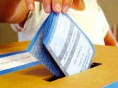 Passa "santini" elettorali nel seggio, bloccato un consigliere Udc