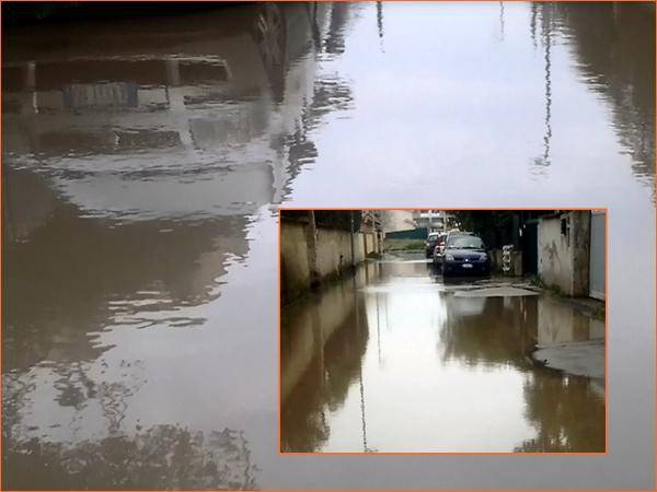 Un fiume d'acqua (sprecata) in via Priaroggi