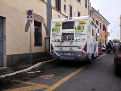 "Il camper elettorale di Montino parcheggiato sul posto dei disabili"