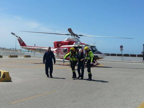 Cade sulla nave e si spacca la faccia: soccorso con l'elicottero