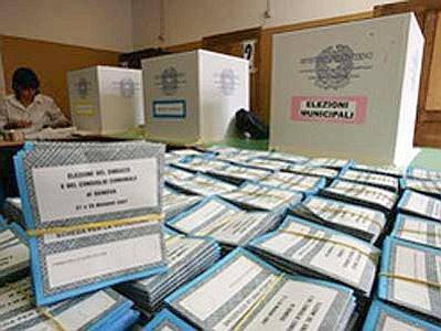 Firme false per ritirare schede elettorali altrui: parte una denuncia