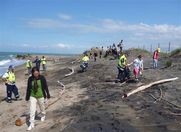 RiservAmica, raccolti 25 sacchi d’immondizia