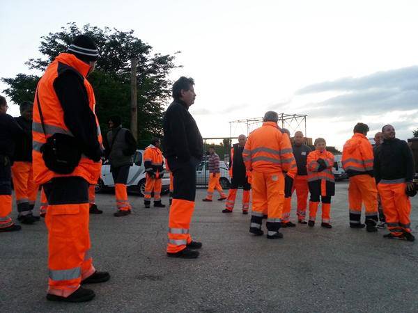 Sit in al deposito mezzi raccolta RSU, interviene l’ambulanza