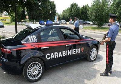 Minaccia la madre con una pistola, arrestato dai carabinieri