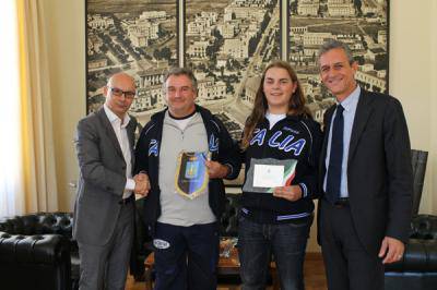 Simone Pancioni premiato dal Sindaco