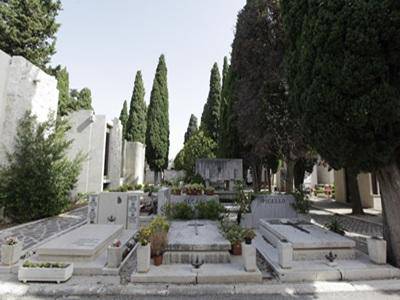 Tariffe cimiteriali, destra e sinistra in prima linea