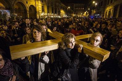Per le donne crocifisse, in migliaia a Roma per la via Crucis