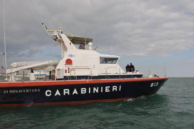 Reti da pesca irregolare, motovedetta in azione