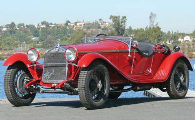 Passeggiando sul viale tra auto d’epoca