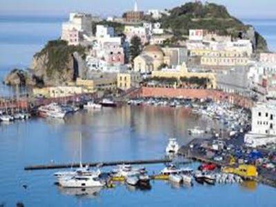 #ponza, imbarcazione travolta durante l’attracco del traghetto