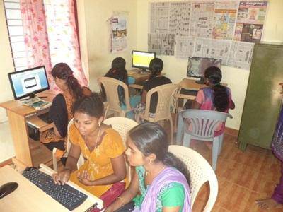 Farmacisti in aiuto, un Computer Centre in India