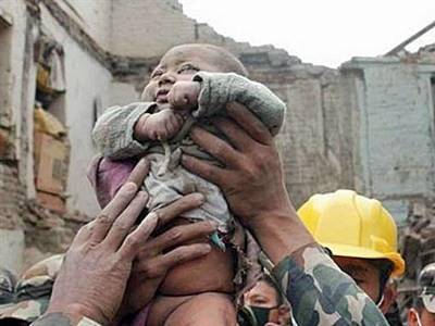 Nepal, miracoli tra le macerie