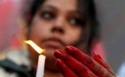 Si ribella agli stupri, giovane indiana bruciata viva