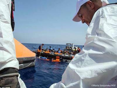 Si capovolge barcone al largo della Libia: 25 morti, 380 in salvo