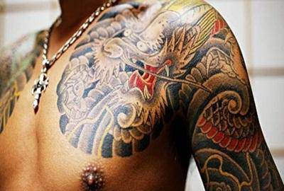 Tatuaggi, si rischiano infezioni e cancro