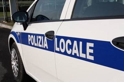 Danneggiata un’auto della polizia locale ad Isola Sacra, Galli: “Un atto ingiustificabile”