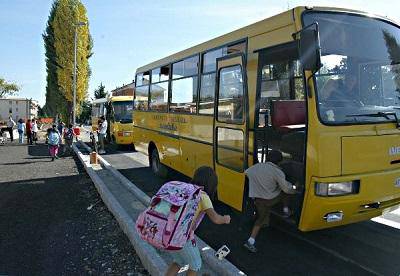 La bambina dimenticata sullo scuolabus, il commento del sindaco Cozzolino