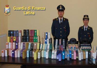 La Guardia di Finanza sequestra circa 1.000 profumi