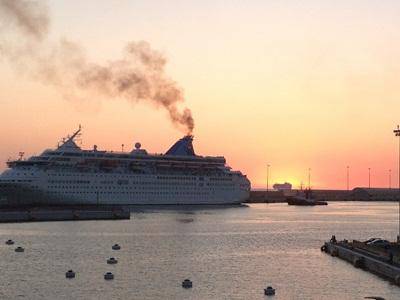 Emissione di fumi in porto: denunciata una nave di linea