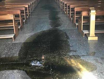 Entra in chiesa e da fuoco alla navata, fiamme fino ai gradini dell’altare