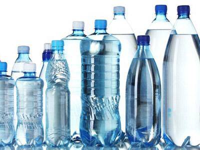 Nelle mense scolastiche torna l’acqua in bottiglia