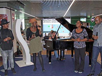 Aeroporto: un coro Gospel incanta i passeggeri a Fiumicino