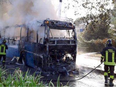 Cotral, oltre il disagio la paura: bus in fiamme su Via della Scafa