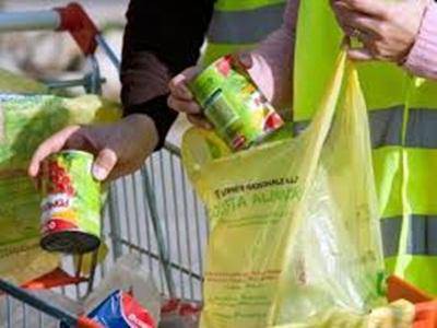 Centro di solidarietà: la raccolta alimentare presso il supermercato Carrefour