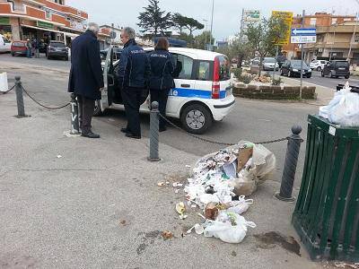 Piazza della Nuova California, invasa dai rifiuti