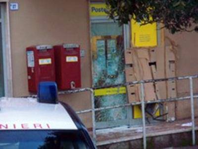 Scassinato con un esplosivo il bancomat della posta sulla piazza centrale