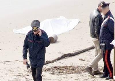 Cadavere in spiaggia, ipotesi omicidio