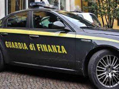 Roma, scarpe con griffe “tarocche”: sequestrate 130mila calzature