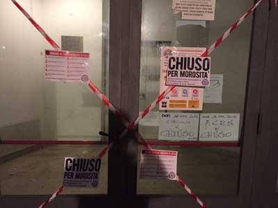 Blitz di CasaPound: sigilli alle sedi del Pd chiuse per morosità