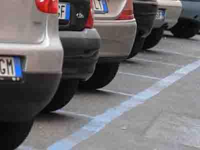 ﻿﻿Parcheggi a #Pomezia, aumentano le strisce blu e gli abbonamenti per i residenti