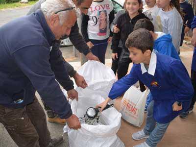 Le scuole riciclano una tonnellata di vecchi apparecchi elettrici