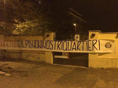 Striscione di CasaPound al Teatro del Lido: “Infetto è il Pd, non i nostri quartieri”