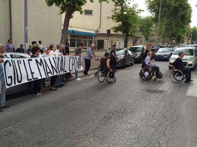 Associazione Mielolesi e CasaPound chiudono la strada contro il depotenziamento del Cpo