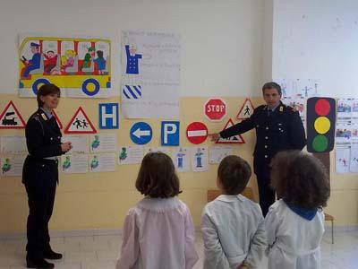 Bambini delle scuole materne a lezione di educazione stradale con la Polizia Locale