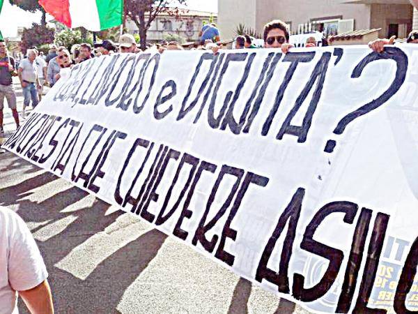 Fiumicino, in 400 «contro» il centro migranti