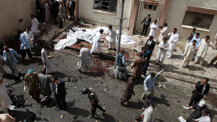 Pakistan, kamikaze con uno zaino piano di biglie d’acciaio: 70 morti, 112 feriti