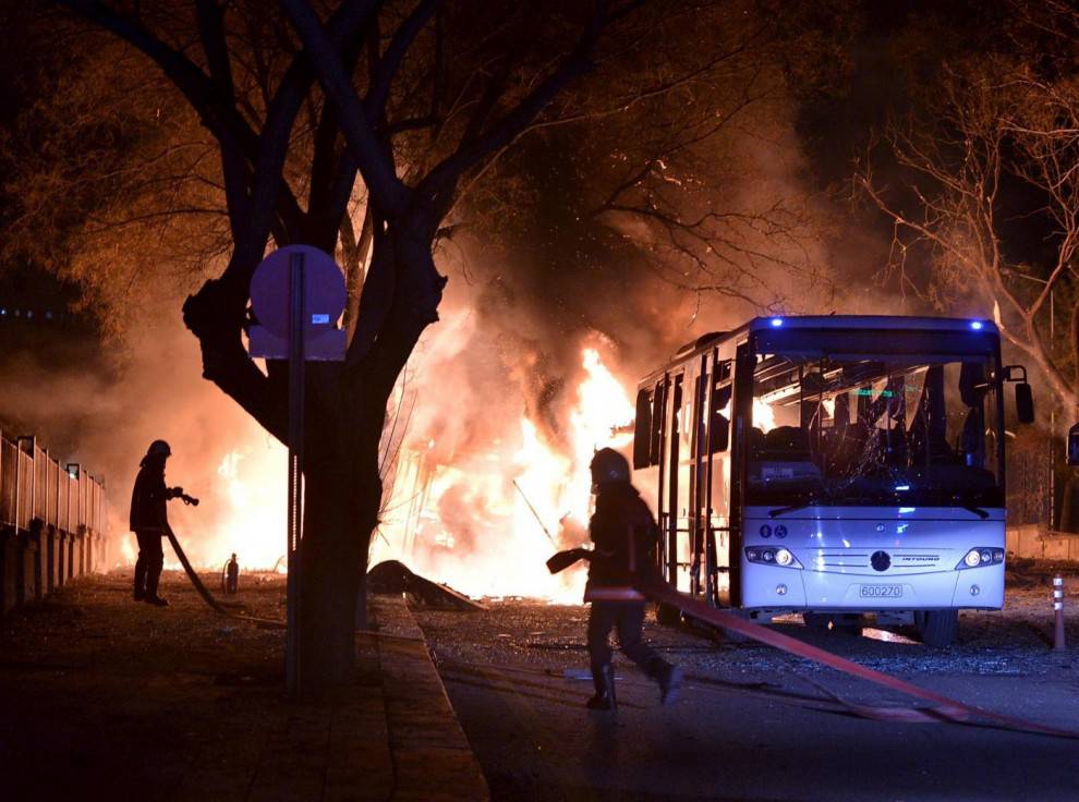 #turchia, autobomba alla stazione di polizia: 3 morti, decine di feriti